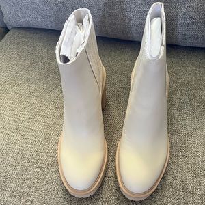 Dolce Vita Caster H2o in Ivory Leather. New in box, Size 7